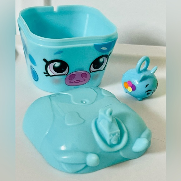 Shopkins Collectibles - Shopkins Lot of 5 including storage box - Picture 4 of 6